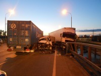 Фура спровоцировала серьезное ДТП из пяти машин на Мигаловском мосту в Твери, в котором погиб 22-летний парень - Новости ТИА