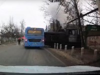 В Твери тепловоз протаранил новый пассажирский автобус - Новости ТИА
