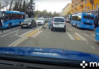 В Твери парня на электросамокате сбила машина на переходе - Новости ТИА