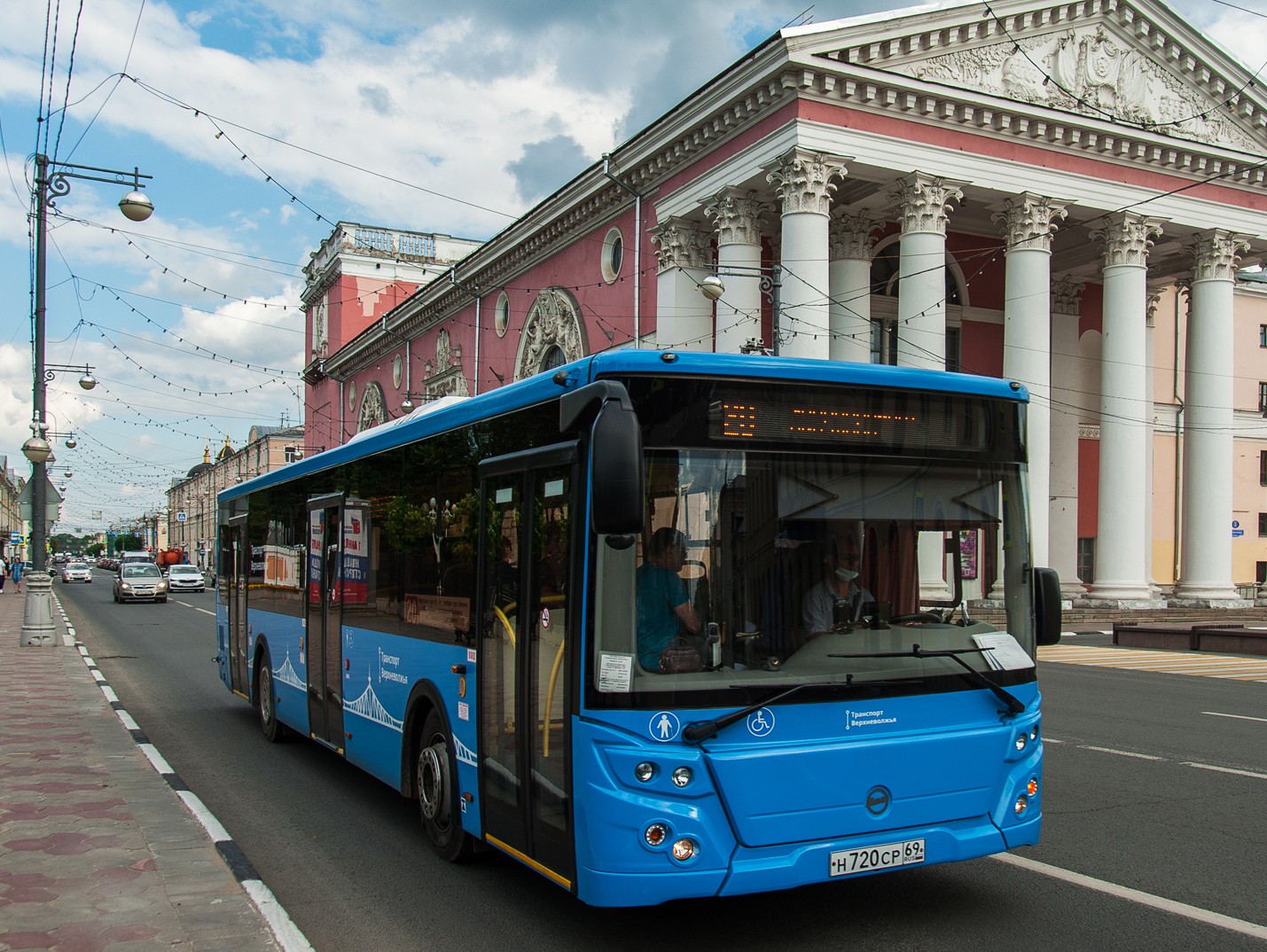 В Твери ученики могут оплачивать проезд в транспорте школьной картой |  26.08.2020 | Тверь - БезФормата