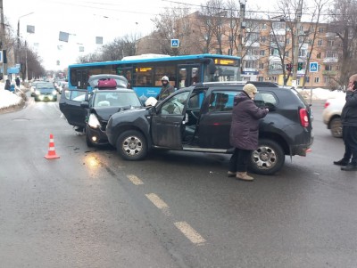 В Твери на улице Горького в аварии водитель получил перелом - новости ТИА