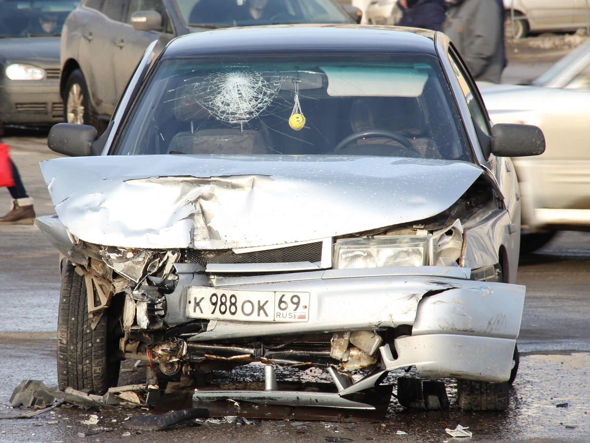 В центре Твери столкнулись два автомобиля. От удара пассажир разбила  головой лобовое стекло - ТИА