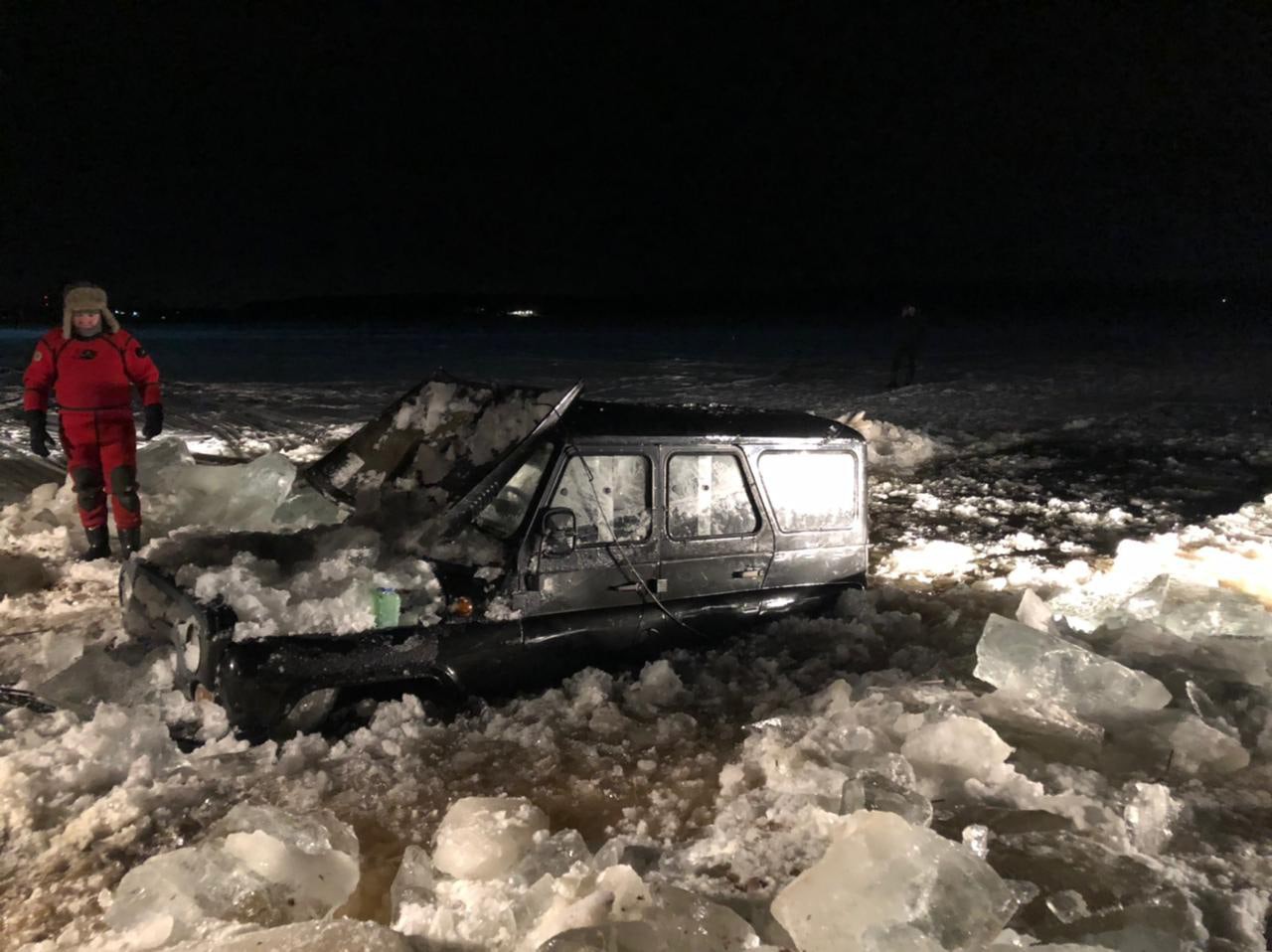 Выход на лед на рыбинском водохранилище. Ушла под лед. Автомобиль ушел под лед. Машина провалилась под лед. УАЗ проволился под лёд.