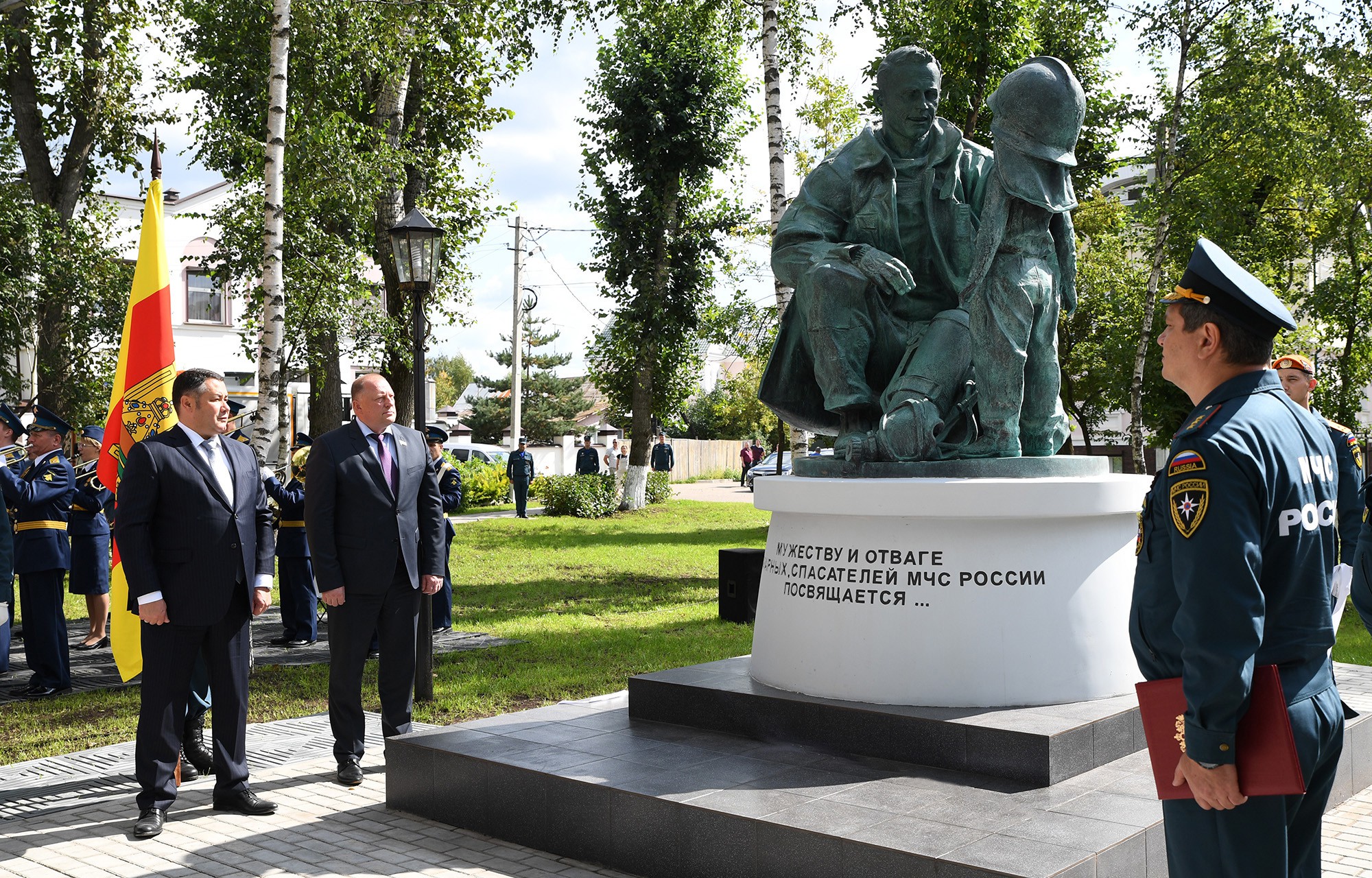 памятник спасателям и пожарным в москве