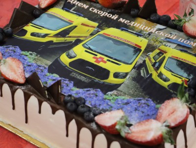 В Твери для работников скорой помощи приготовили фирменный торт - Новости ТИА