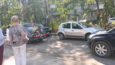Во дворе дома в Твери мужчина бросался на машины - новости ТИА