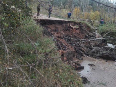 В Удомельском городском округе дорогу смыло в реку - Новости ТИА
