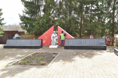 В Твери готовятся к 9 Мая: благоустраивают воинские захоронения и мемориалы - Новости ТИА