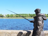 Бронзовому рыбаку в Твери подарили временную удочку - Новости ТИА