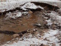 В Твери прорвало водопровод на Комсомольском проспекте: потоки воды стекали в Тверцу - Новости ТИА