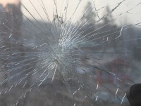 В Конаково мужчина начал бить стекла, потому что банкомат зажевал карту  - новости ТИА