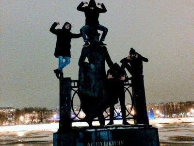В Твери подростки залезли на голову Пушкина для фотографии - новости ТИА