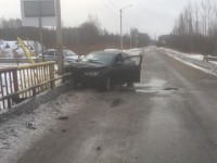 В Конаково пострадали водитель и пассажирка, врезавшись в ограждение - Новости ТИА