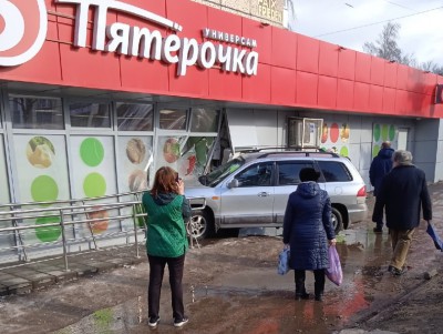 В Твери автомобиль врезался в "Пятерочку" - Новости ТИА