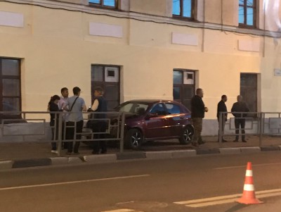 В Твери после столкновения иномарка оказалась на тротуаре - Новости ТИА