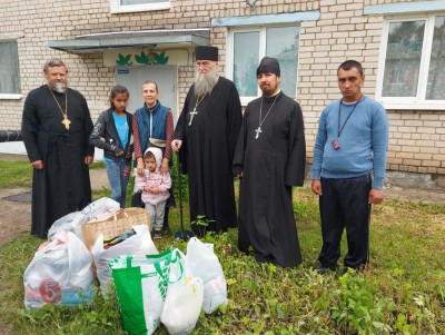 В Торжокском районе РПЦ передала деньги и вещи семье погорельцев с 12-ю детьми - Новости ТИА