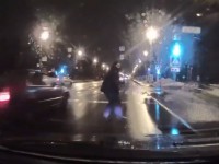 В Твери пьяная женщина, выскочившая из машины посреди проезжей части, угодила под колёса "Лады" - Новости ТИА