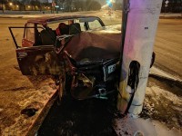 В Твери водитель без прав проехал на красный свет и врезался в столб - Новости ТИА