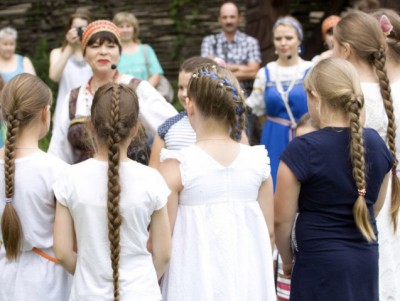В Тверской области выберут обладательниц самой длинной и самой пышной косы  - Новости ТИА