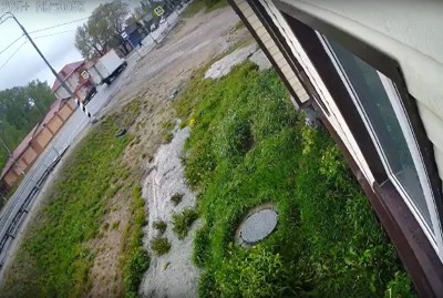 На трассе М-10 момент наезда фургона на подростка попал на видеокамеру - новости ТИА