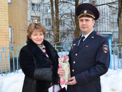 В преддверии 8 марта полицейские навестили семьи погибших сотрудников ОМОНа - Новости ТИА