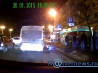 Тверские следователи организовали проверку по факту падения пассажирки из маршрутки - Новости ТИА