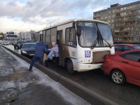 Волоколамский проспект в Твери встал в многочасовой пробке из-за тройного ДТП с маршруткой - Новости ТИА