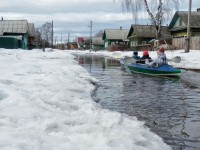 Это не паводок - это лужи: МЧС выехало на затопленные в Весьегонске улицы, чтобы откачать воду - Новости ТИА