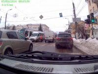 В Твери трамвай таранит нахального маршрутчика - Новости ТИА