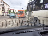 В Твери на трамвайных путях встретились легковушка и маршрутка - новости ТИА