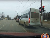 В Твери маршрутчик проехал на красный свет и сказал, что это случайность - Новости ТИА