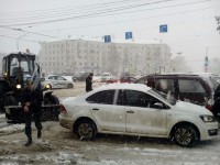 В центре Твери снегоуборочный трактор спровоцировал ДТП с двумя иномарками - Новости ТИА