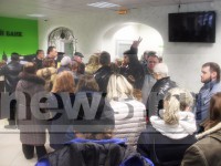 Народ штурмует Торговый городской банк: пенсионеров увозит скорая, а предпринимателям выдают по пять тысяч мелочью - Новости ТИА