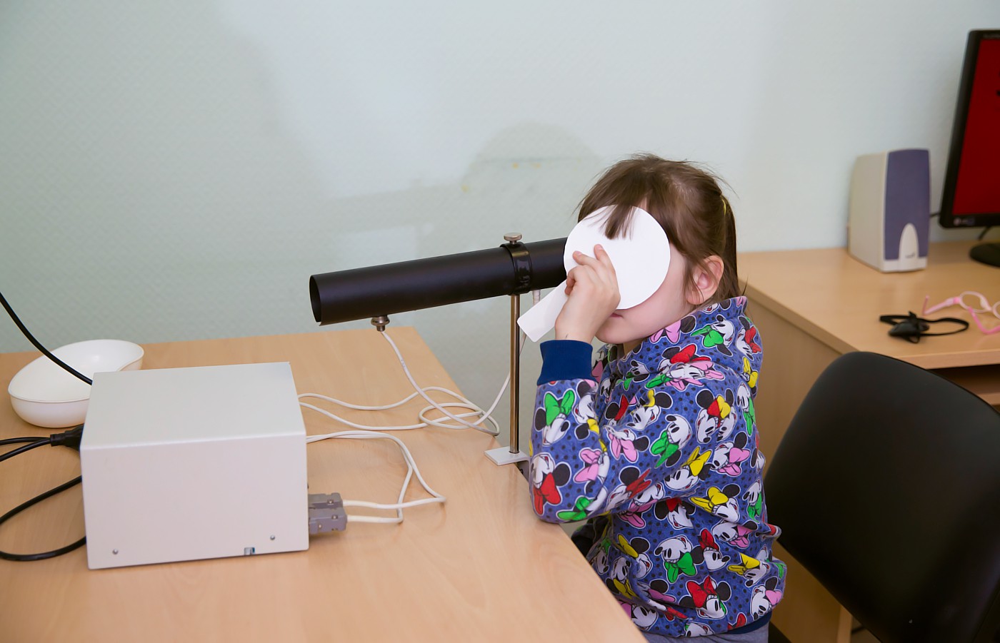 Охрана зрения екатеринбург. Кабинет охраны зрения. Ребенок в кабинете офтальмолога. Кабинет охраны зрения детей. Аппараты для охраны зрения.