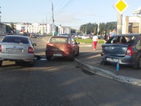 В Твери в результате столкновения трех автомобилей пострадали двухлетняя девочка и мужчина - Новости ТИА
