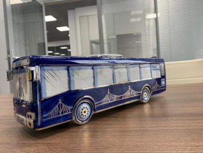 Тверские "синие" автобусы стали сувенирами Гжель  - новости ТИА