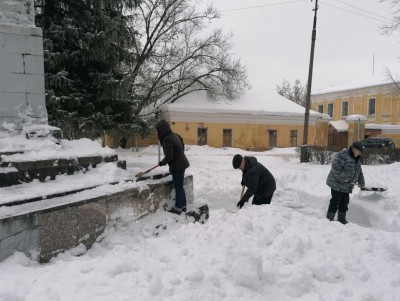 В Торжке коммунисты откопали от снега памятник Ленину - новости ТИА