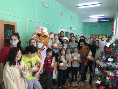 В Твери Дед Мороз и Снегурочка навестили пациентов детских больниц - Новости ТИА