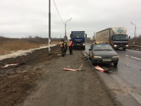 В Тверской области фура на трассе снесла стойку с дорожным знаком, которая ударила пешехода и проезжавший мимо автомобиль - Новости ТИА