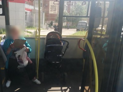 В Твери в салоне автобуса опрокинулась коляска с малышом - новости ТИА