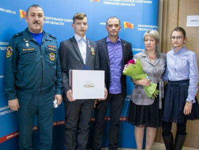 За спасение двух детей школьника из Тверской области наградили медалью - Новости ТИА
