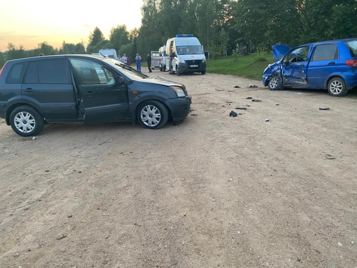 В Тверской области столкнулись две легковушки, пострадали оба водителя |  31.07.2021 | Тверь - БезФормата