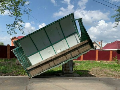 Ураганный ветер перевернул остановку в Тверской области - Новости ТИА