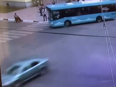 На видео попала авария, где человек на коляске попадает под автобус - новости ТИА