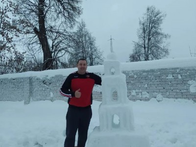 В Тверской области семья слепила из снега копию Калязинской колокольни - Новости ТИА