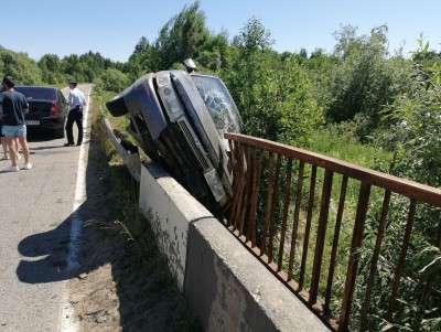 Автомобиль влетел в ограждение в Калининском районе - Новости ТИА
