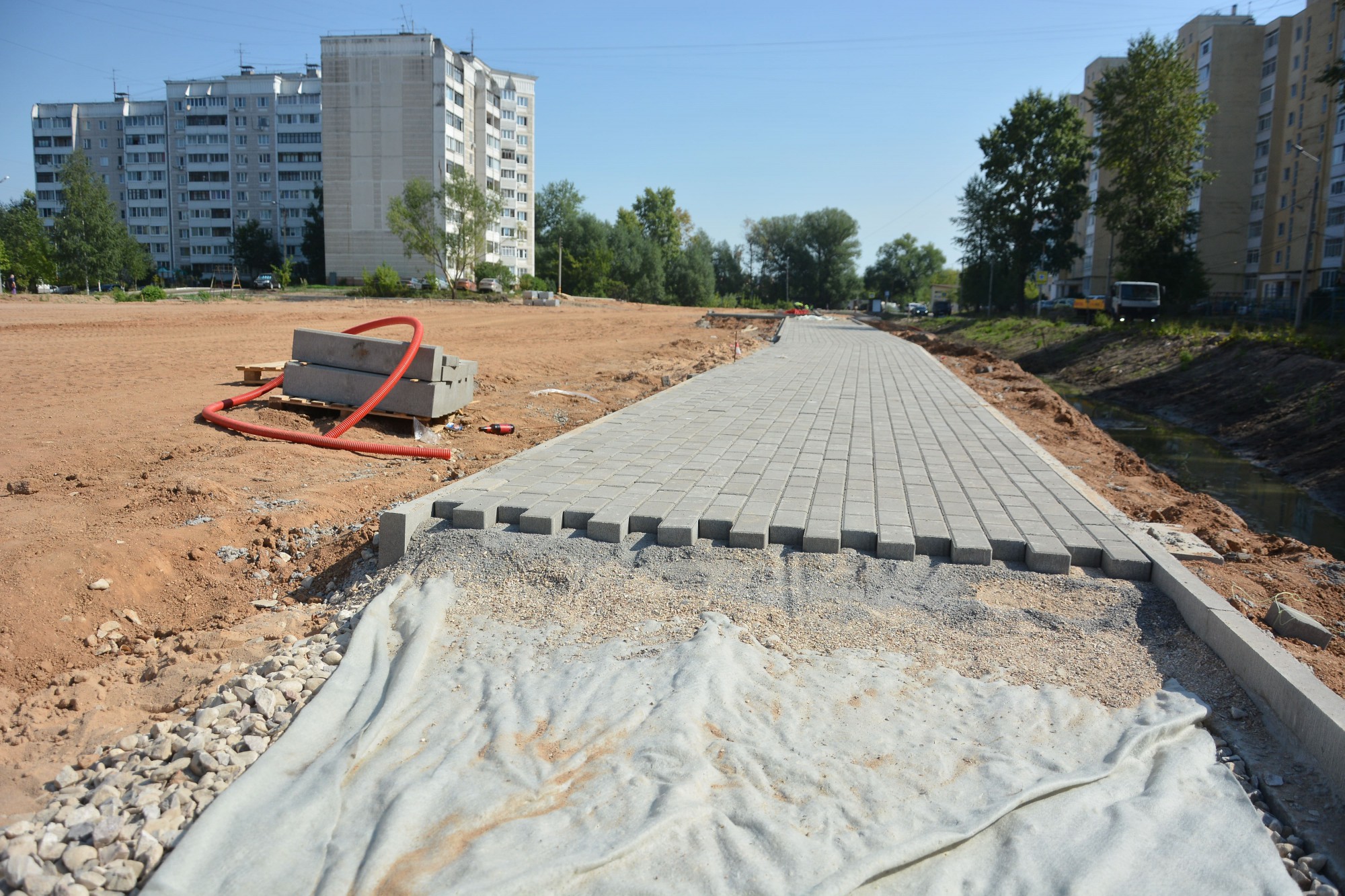 В Твери продолжаются работы по благоустройству трёх общественных зон |  19.08.2022 | Тверь - БезФормата