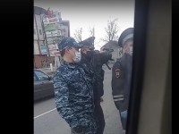В Твери сотрудники ГИБДД сделали замечание водителю маршрутки без маски - Новости ТИА
