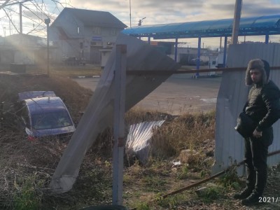 В Твери на Соминке автомобиль врезался в забор - Новости ТИА