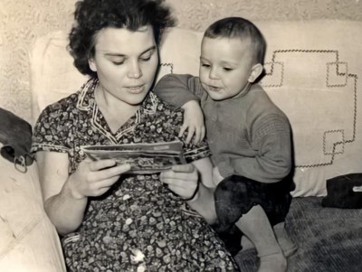 В соцсетях публикуют архивные фото мамы Михаила Круга с сыном - Новости ТИА